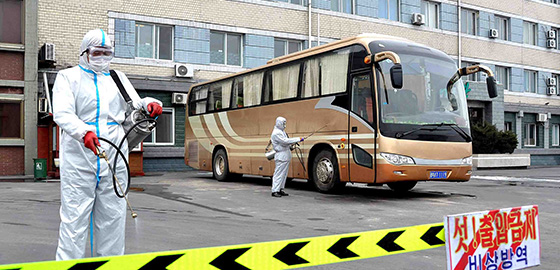 코로나바이러스 감염증 방역 관계자들이 시설과 차량을 소독하고 있다