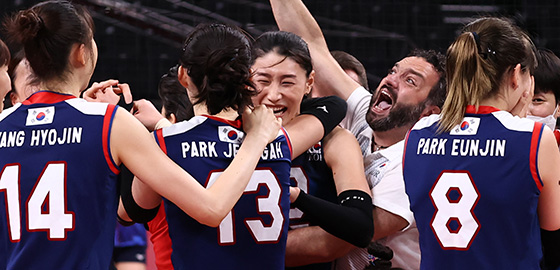  31일 일본 아리아케 아레나에서 열린 도쿄올림픽 여자 배구 A조 조별리그 한국과 일본의 경기. 세트스코어 3대 2로 승리한 한국 선수들과 스테파노 라바리니 감독이 함께 기뻐하고 있다