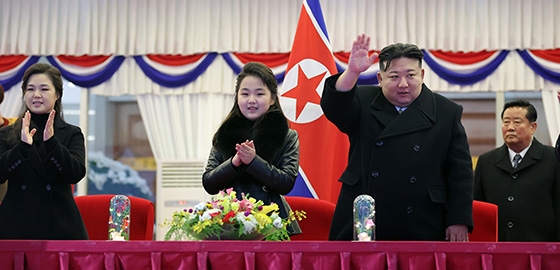 평양 5월1일경기장에서 열린 2024년 신년경축공연을 관람하는 북한 김정은 국무위원장과 리설주 여사, 딸 김주애. (조선중앙통신 1월 1일)