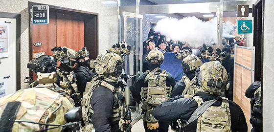 윤석열 대통령이 12월 3일 저녁 비상계엄을 선포한 가운데 4일 밤 서울 국회의사당에서 계엄군이 국회 본청으로 진입하고 있다.