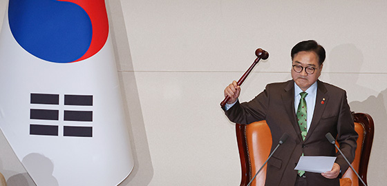 우원식 국회의장이 12월 14일 오후 국회 본회의에서 윤석열 대통령 탄핵소추안을 가결하고 있다.