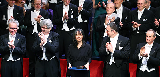 한강 작가가 12월 10일(현지시간) 스웨덴 스톡홀름 콘서트홀에서 열린 시상식에서 칼 구스타프 16세 스웨덴 국왕으로부터 노벨문학상 메달과 증서를 받은 뒤 환하게 웃고 있다.