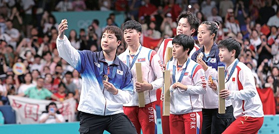 7월 30일(현지시간) 2024 파리 올림픽 탁구 혼합복식 시상식에서 동메달을 차지한 한국 임종훈, 신유빈과 은메달을 차지한 북한 리정식, 김금용 등이 시상대에서 삼성 Z플립 6로 함께 기념촬영을 하고 있다.