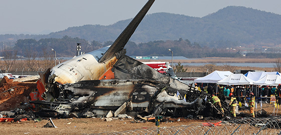 12월 29일 오후 전남 무안군 무안국제공항에서 발생한 항공기 폭발사고 현장에서 소방대원들이 구조작업을 펼치고 있다