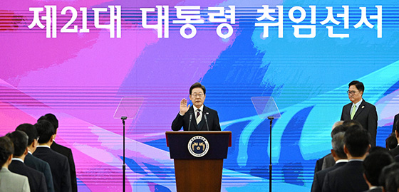 이재명 대통령이 6월 4일 서울 여의도 국회에서 열린 제21대 대통령 취임선서식에서 취임 선서를 하고 있다.