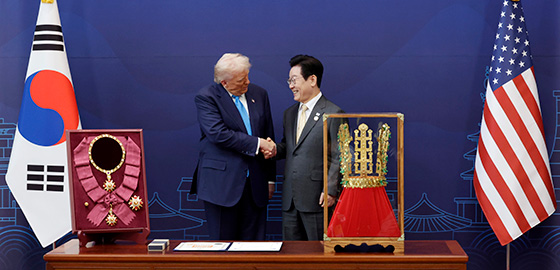 이재명 대통령이 10월 29일 경북 경주박물관에서 도널드 트럼프 미국 대통령에게 ‘천마총 금관 모형’을 선물한 뒤 악수하고 있다.