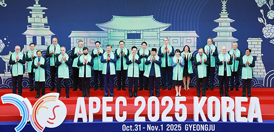 이재명 대통령이 11월 1일 경주화백컨벤션센터(HICO)에서 열린 2025 아시아태평양경제협력체(APEC) 정상회의에서 각국 정상들과 한복 소재로 만든 목도리를 두르고 기념촬영을 하고 있다.