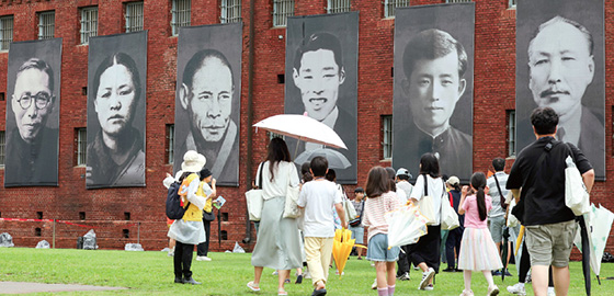 광복 80주년을 하루 앞둔 8월 14일 서울 서대문형무소 역사관 외벽에 독립운동가들의 대형 사진이 걸려 있다.